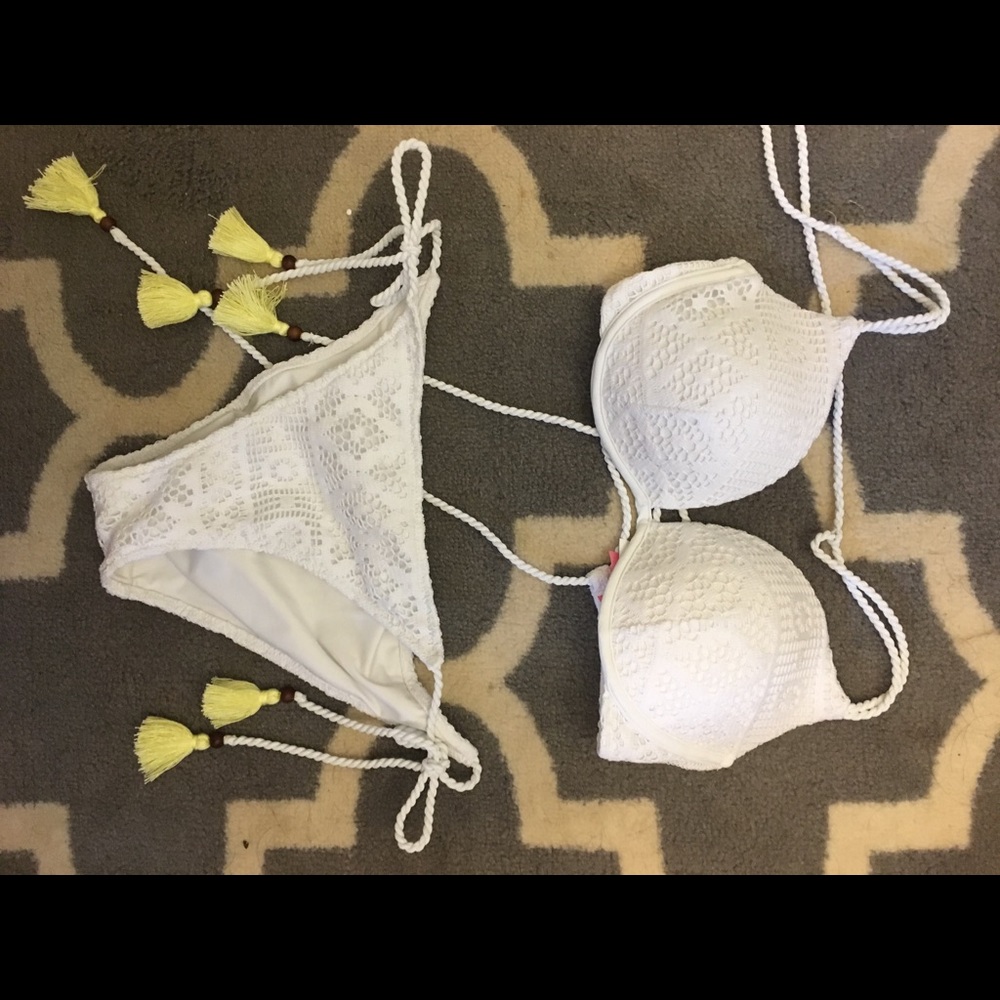 WHITE VS STRING BIKINI